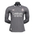 Camisa de manga longa cinza do Real Madrid III, modelo masculino da Adidas, com estampa e logo do clube.