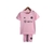 Kit infantil do Inter Miami CF na cor rosa com detalhes em preto, composto por camiseta e short.