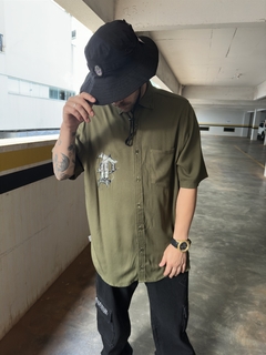 CAMISA BUTTON LETTERING VERDE PMO - comprar online