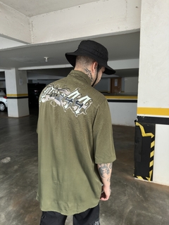 CAMISA BUTTON LETTERING VERDE PMO