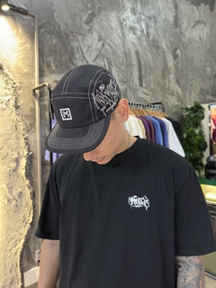 FIVE PANEL GRAFITTI MANOS CAPS