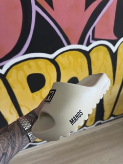 CHINELO SLIDE MANOS CAPS