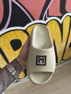 CHINELO SLIDE MANOS CAPS - Néctar Streetwear