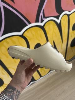 CHINELO SLIDE MANOS CAPS - comprar online
