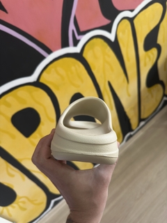 CHINELO SLIDE MANOS CAPS na internet