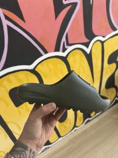 CHINELO SLIDE MANOS CAPS - comprar online