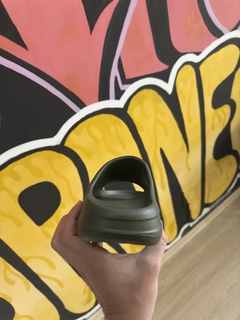 CHINELO SLIDE MANOS CAPS na internet
