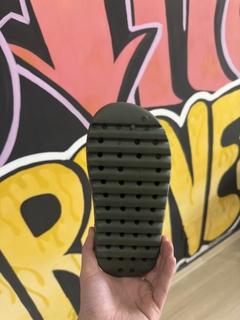 CHINELO SLIDE MANOS CAPS - Néctar Streetwear