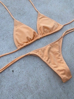 Bikini Tiritas Pastel en color naranja, con parte superior triangular y parte inferior con tiras finas.