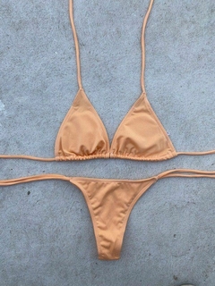 Bikini tiritas naranja pastel - Vista frontal que muestra el diseño del top y la bombacha.