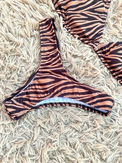 Bikini triangular cebra marrón - Detalle de la bombacha entera con frunce.