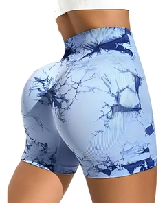 Modelo luciendo calza corta batik celeste FemmeFit