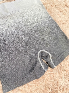 Conjunto deportivo degradé gris - Detalle de los leggings.