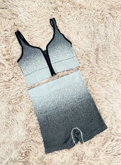 Conjunto deportivo degradé gris - Vista frontal que muestra el top y los leggings.