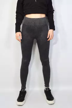 Calza Larga - PreLavada Negra Acanalada - Push Up - Seamless - FemmeFitt - tienda online