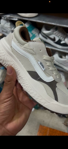 Compra tus Vans UltraRange y llévate GRATIS un par de medias y una remera Vans. en internet