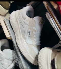 Compra tus Vans UltraRange y llévate GRATIS un par de medias y una remera Vans. - tienda online