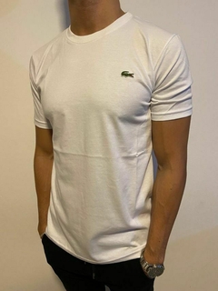 ¡ESTILO Y CALIDAD EN DUPLICADO! 2x1 en Remeras Lacoste + Gorra de Regalo en internet