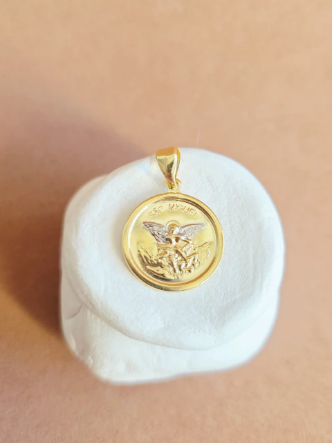 Pingente medalha São Miguel banhado a ouro 18k