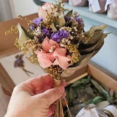 Buquê Floral no Vaso de Cerâmica – Lavanda + Alecrim - comprar online