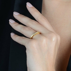 Anel Dourado Aparador de Aliança Cravejado com 7 Pedras de Zircônia - comprar online