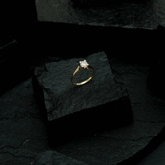 Anel Dourado Solitário com Pedra de Zircônia na internet