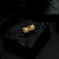 Brinco Dourado de Argolinha Vazado com 48 Pedras de Zircônia na internet