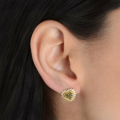 Brinco Dourado de Coração Cravejado com Pedras de Zircônia e Detalhes em Strass Negro - comprar online