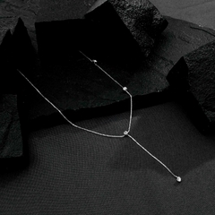 Colar Prateado Gravatinha com Pontos de Luz na internet
