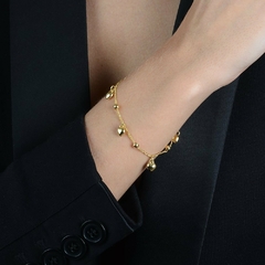 Pulseira Dourada com Pingentes de Coração e Esferas - comprar online