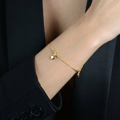 Pulseira Dourada Lisa com 3 Pingentes de Coração - comprar online