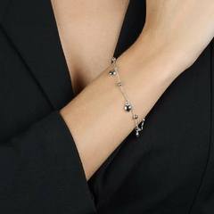 Pulseira Prateada com Pingentes de Coração e Esferas - comprar online