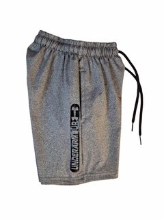 SHORT DEPORTIVO UNDER GRIS OSCURO en internet