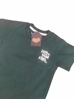 REMERA FIND YOUR FIRE VERDE OSCURO en internet