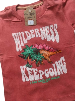 REMERA DINOSAURIO WILDERNESS KEEP GOING - Mini Malcriados