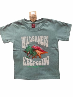 REMERA DINOSAURIO WILDERNESS KEEP GOING en internet