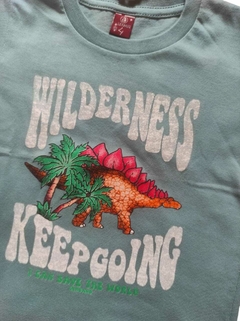 REMERA DINOSAURIO WILDERNESS KEEP GOING - tienda online