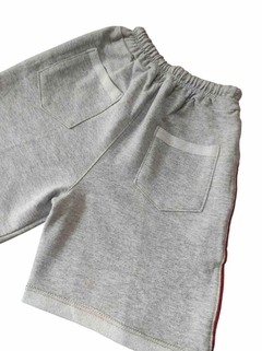 BERMUDA OVERSIDE GRIS CON ROJO en internet