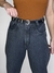 CALÇA MOM JEANS PRETA ESTONADA COM CINTO na internet
