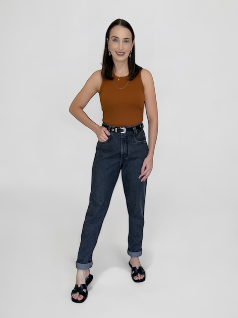 CALÇA JEANS MOM ESTONADA COM CINTO - comprar online
