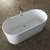 Banheira Freestanding Imersão Paris Branco 1,7m PEX em piso de madeira.