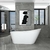 Banheira Freestanding Imersão Madrid Branco de 1,7m em banheiro moderno com piso de mármore cinza