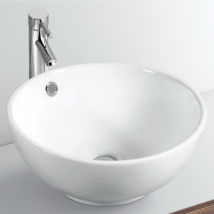 Cuba de banheiro de louça branca modelo Maya com design de apoio.