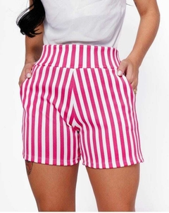 Shorts listrado com bolso na internet