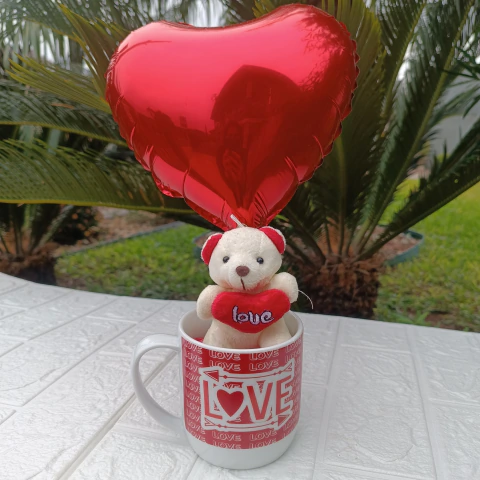 Xícara Love + Chaveiro de Pelúcia + Balão de Coração
