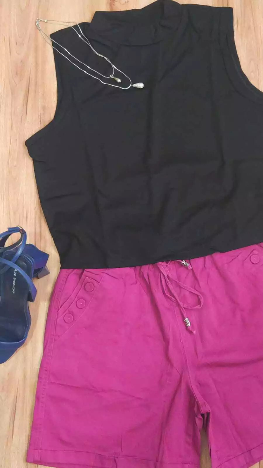 Short em alfaiataria com botoes laterais