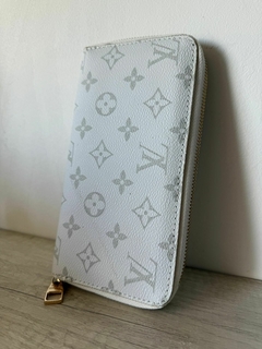 SET LOUIS VUITTON MOCHILA DISCOVERY TAIGA, MONOGRAM Y ZIPPY WALLET en internet