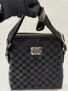 LOUIS VUITTON MESSENGER