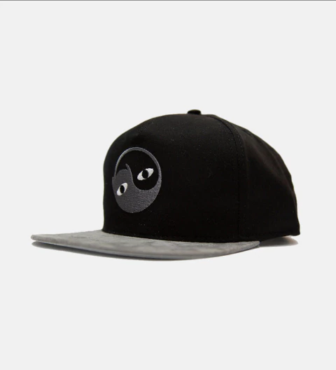 boné aba reta, preto com a aba cinza com o bordado de yin yang