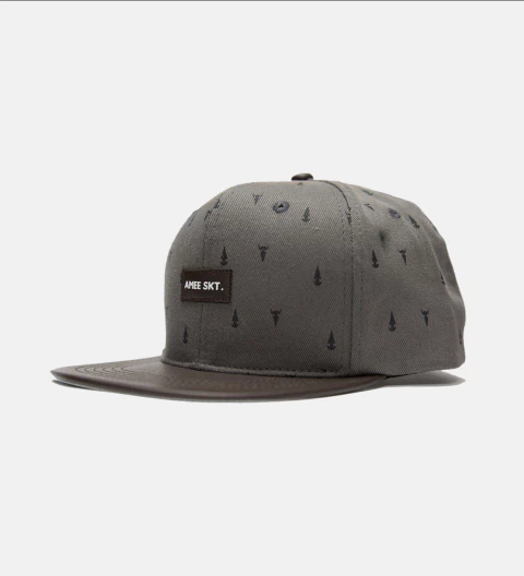 BONÉ  cinza com aba em couro marrom, modelo aba reta aberto atraz